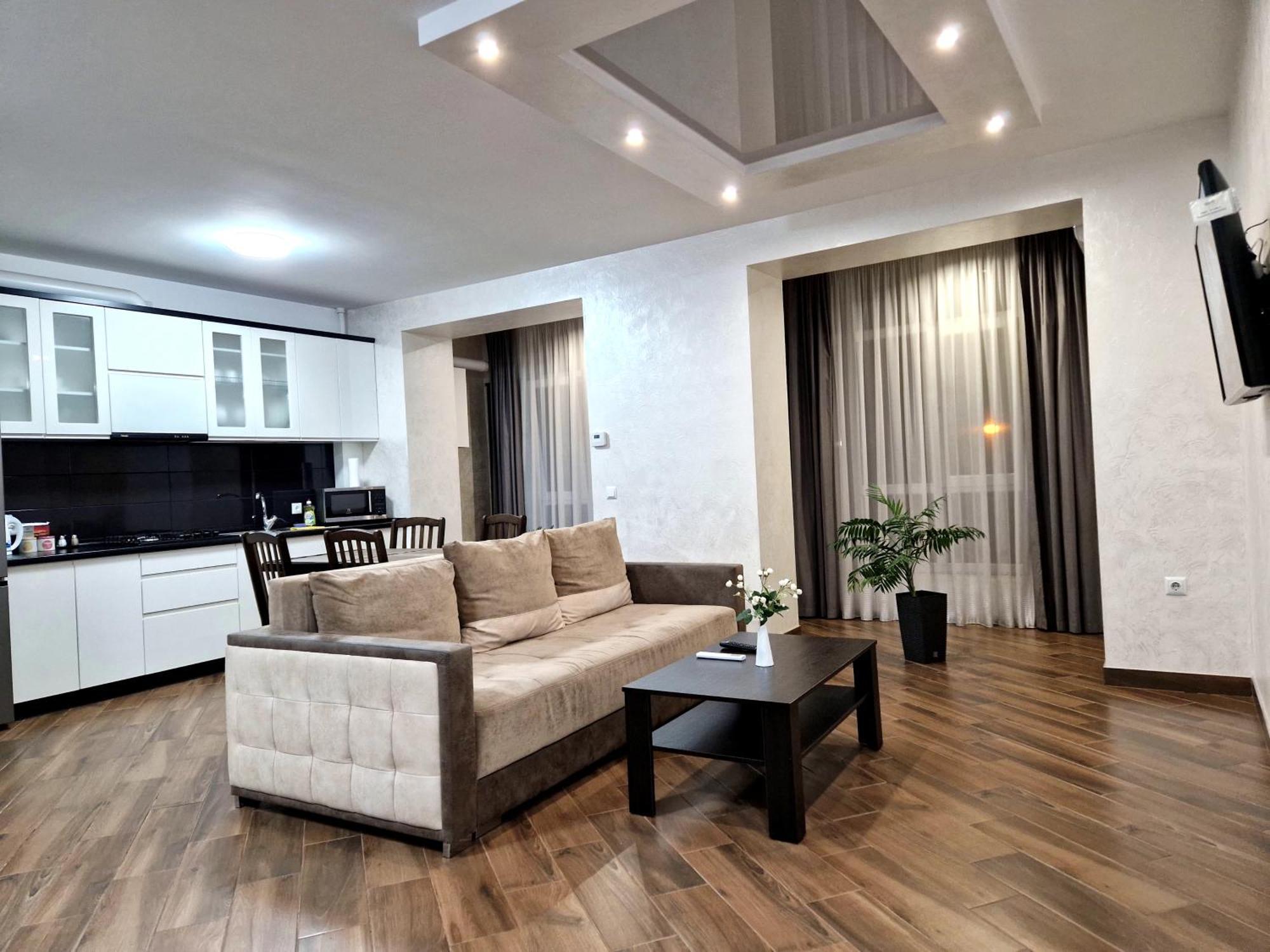 Modern On Belvedere Apartment